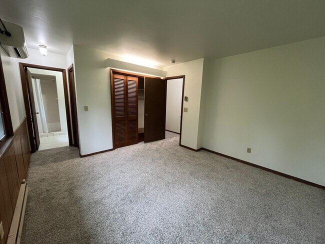 Building Photo - Lakeside 5 Bedroom 3 Bath Home Available N...