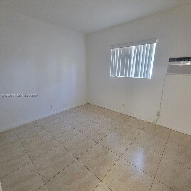 Building Photo - 1708 N 16th Ave