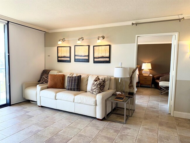 Building Photo - 5220 Seawall Blvd