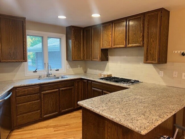 Building Photo - Highly desirable Sammamish 3 bedroom, 3 bath 1970asf.