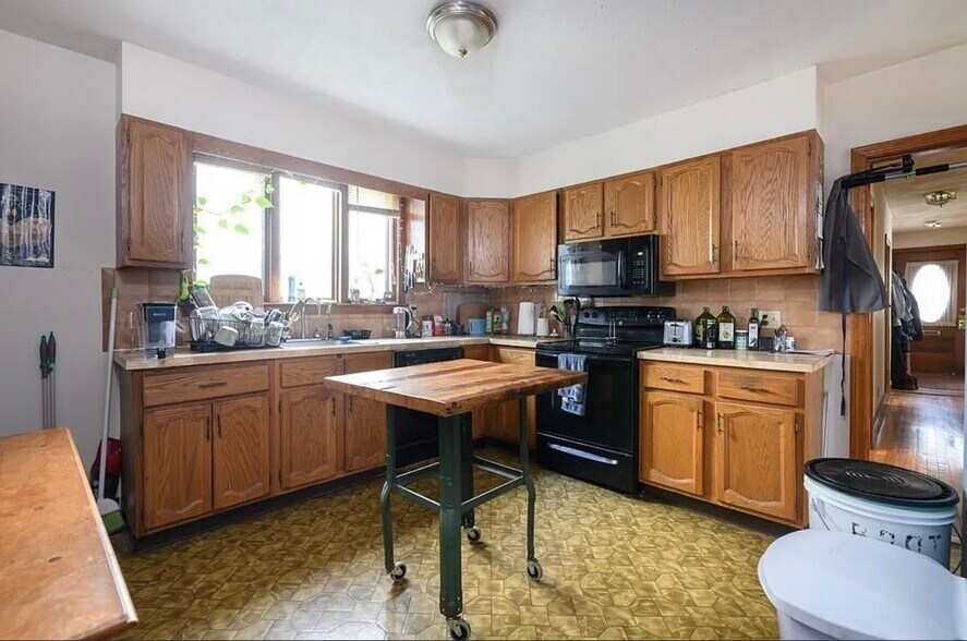 Building Photo - 30 Adrian St