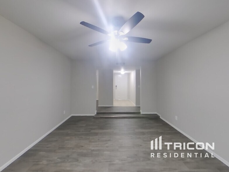 Building Photo - 4901 W Dahlia Dr