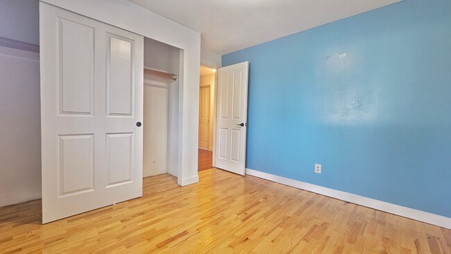 Building Photo - Spacious 4 Bed 3 Bath Home in Sought After...