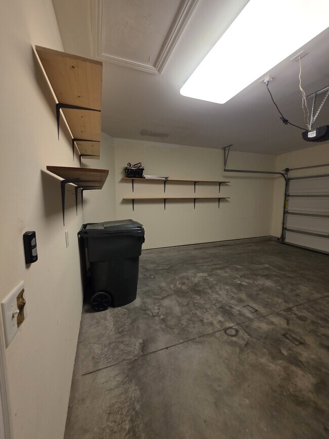 Building Photo - 1041 Fairway Ln