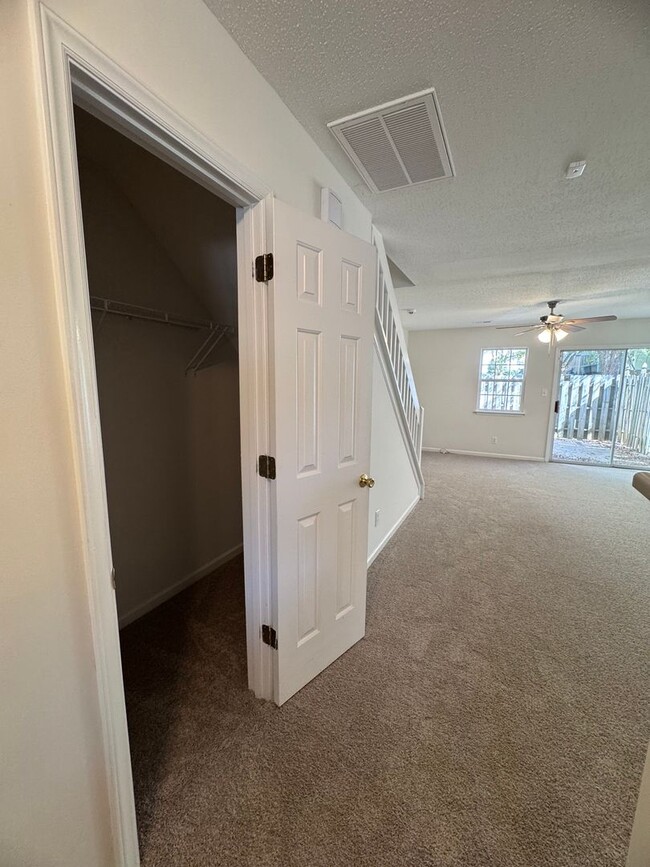 Building Photo - Wonderful 2BR 2.5BA Townhome with All Appl...