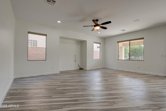 Building Photo - 2237 W Bonanza Ln