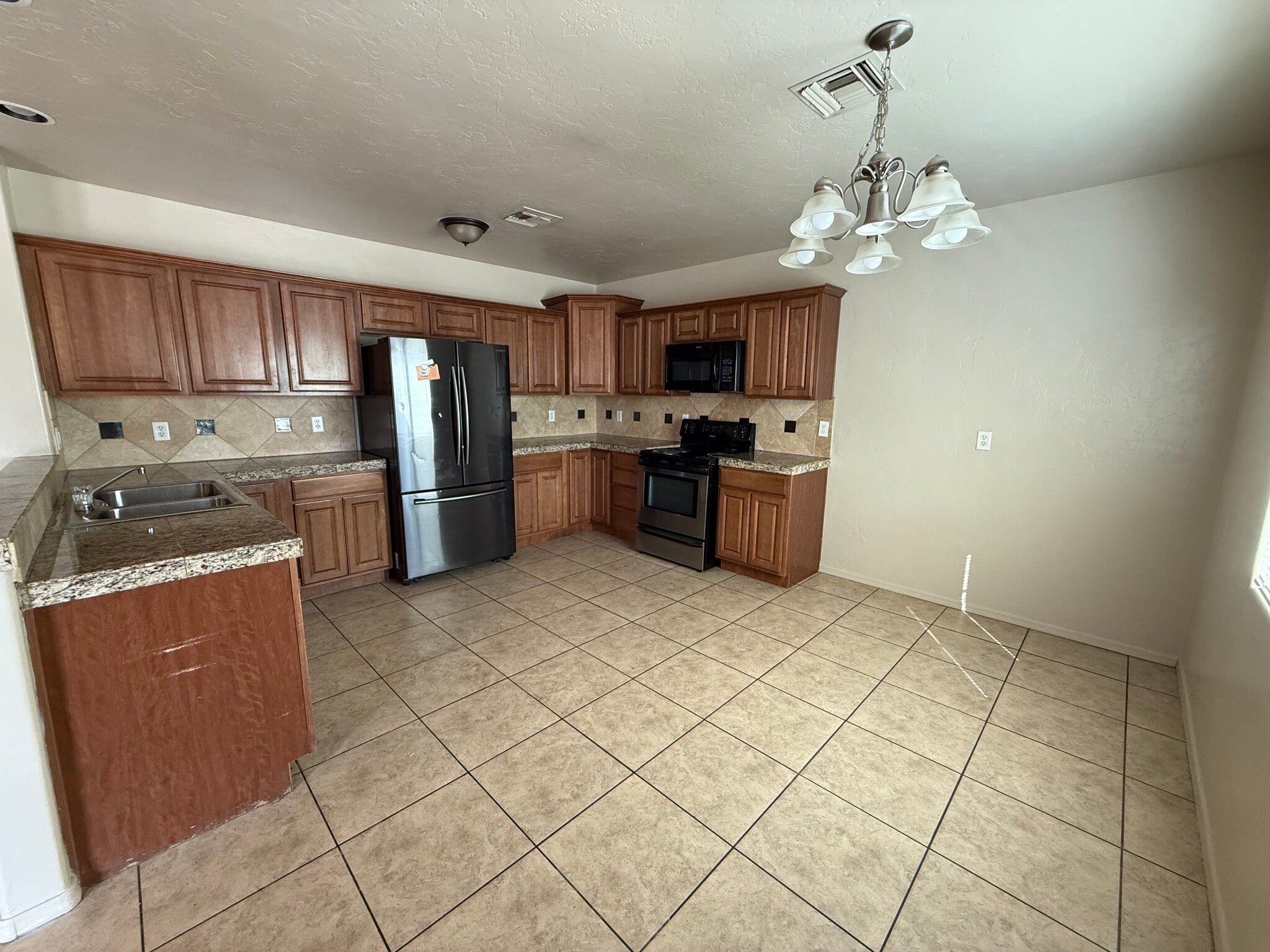 Building Photo - 809 E Seneca St