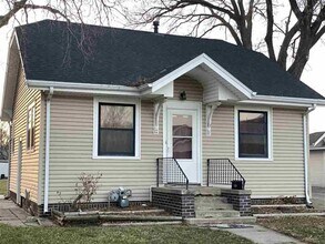 Building Photo - 207 N Pine St