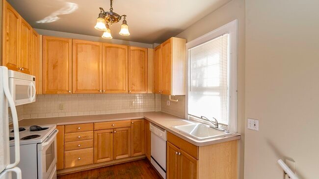 Building Photo - 823 Dewey Ave