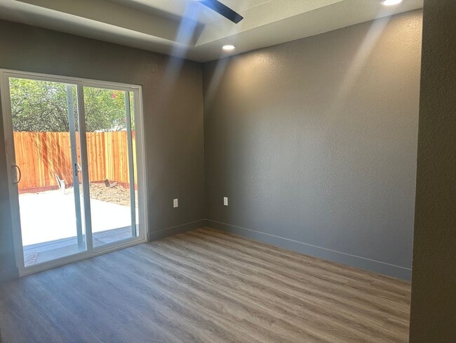 Building Photo - 3 Bedrom 2 Bath Duplex Fully Renovated