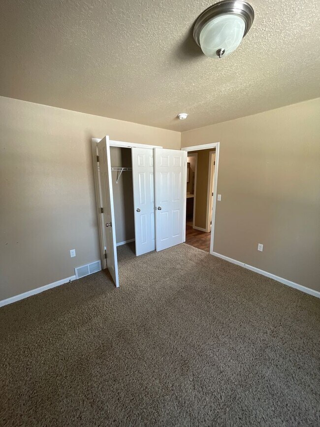 Building Photo - House- NW