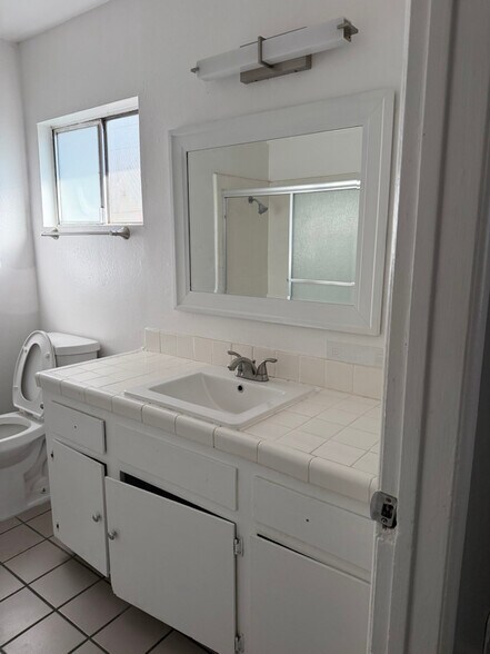 Building Photo - 444 E Rowland St