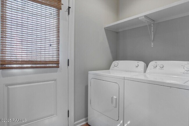 Building Photo - 117 Ella St