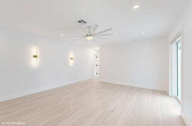 Building Photo - 4761 NE 28th Ave
