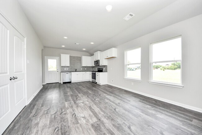 Building Photo - 688 Swallow Dr