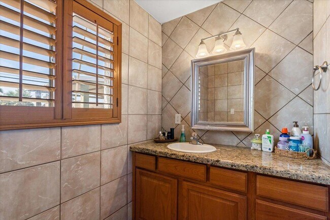 Building Photo - 535 W 19th St