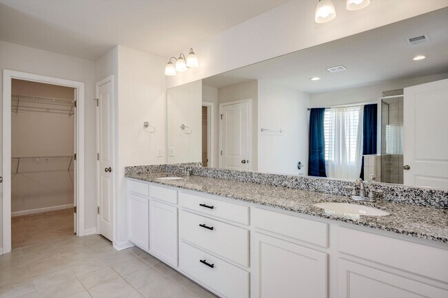 Building Photo - Beautiful 5 Bedroom Home For Rent