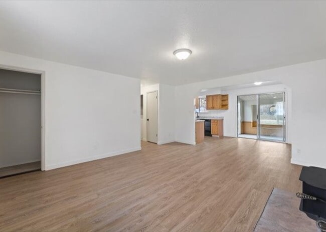 Building Photo - 1319 E Victory Rd