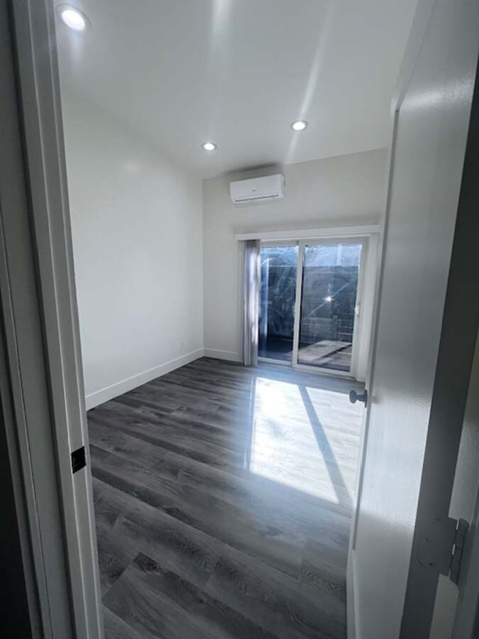 Building Photo - 724 37th St