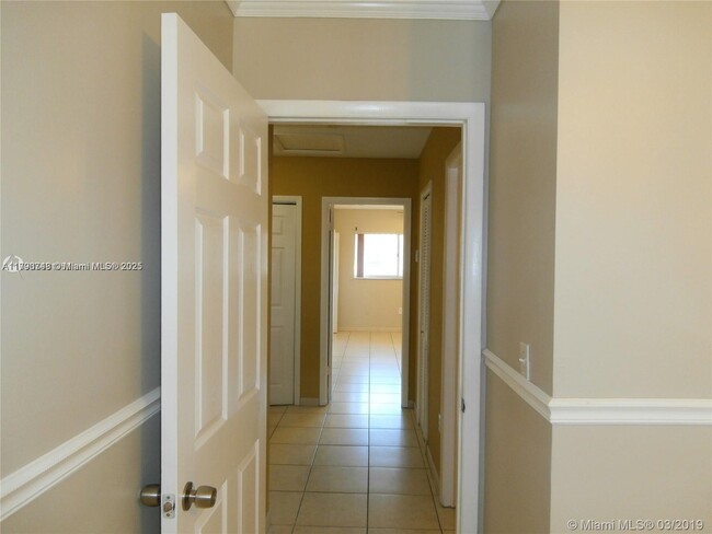 Building Photo - 950 SW 104th Ct