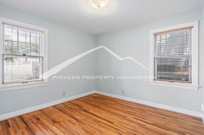 Building Photo - Charming Bungalow in Patty Jewett Neighborhood! 3bed, 2 bath, Enclosed yard, 1 car garage, carport