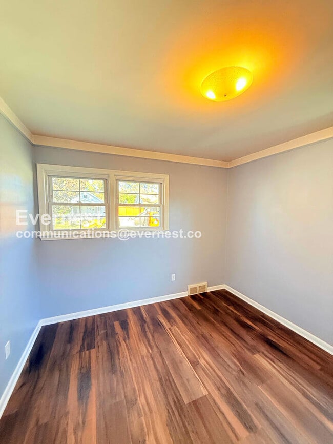 Building Photo - 3 Bed/1 Bath Home with Fenced Yard / Pet-Friendly / Vouchers Accepted / Available Now!