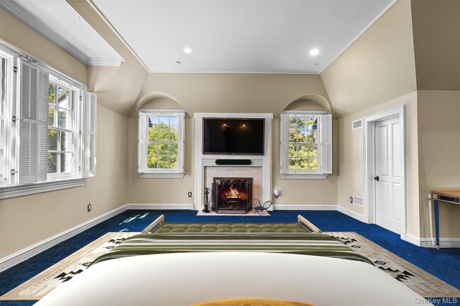Building Photo - 2 Heathcote Dr
