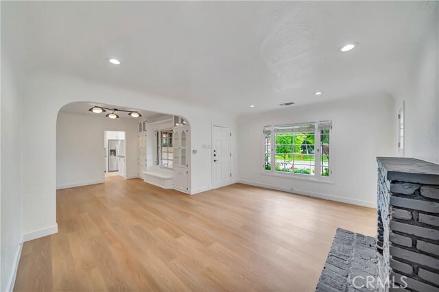 Building Photo - 546 S Beachwood Dr