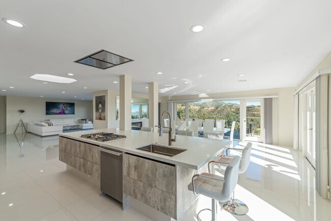 Building Photo - 2900 Lakeridge Dr