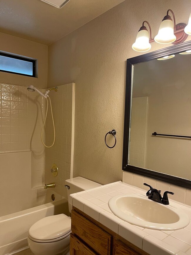 Building Photo - COUNTRY OAKS SUBDIVSION LARGE 3 BED 2 BATH...