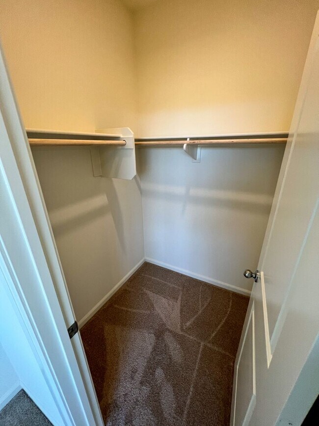 Building Photo - 5 Bedroom home with FULL MOTHER IN LAW SUI...