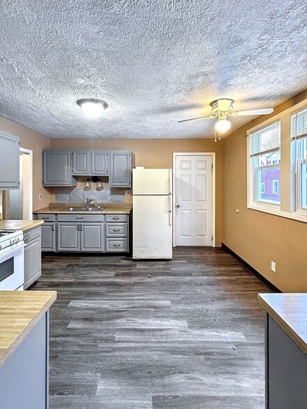 Building Photo - 16100 Saranac Rd