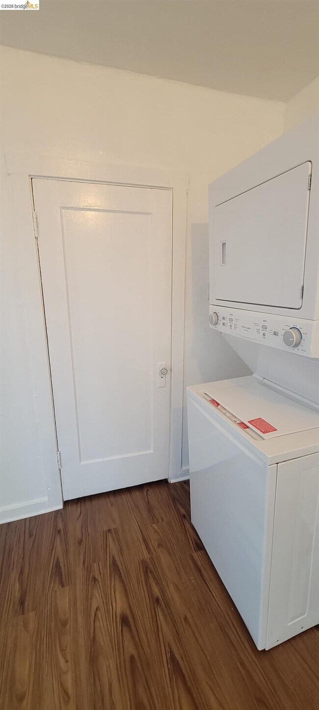 Building Photo - 1325 E 21st St