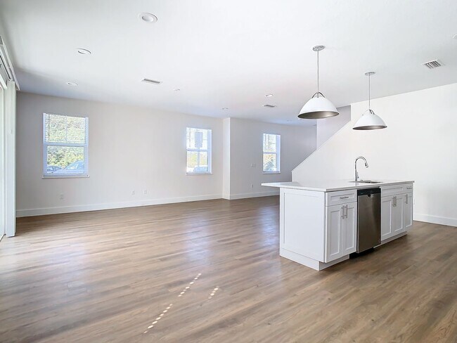 Building Photo - Brand New Constructed Townhouse in South Tampa - Available October 2024