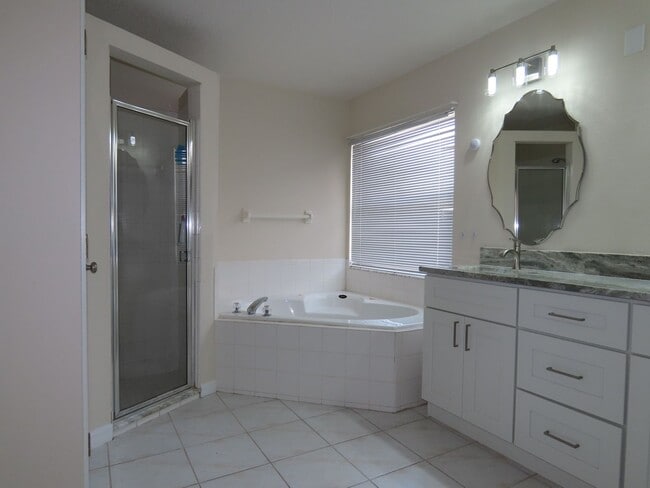 Building Photo - Spacious 4 Bedroom Pool Home Plus Addition...