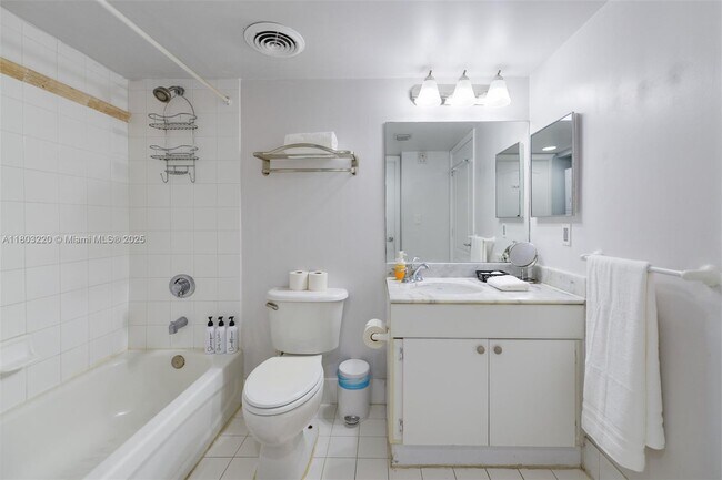 Building Photo - 1200 Brickell Bay Dr
