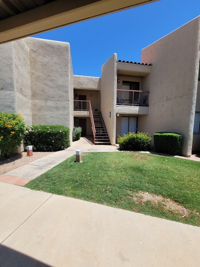 Building Photo - Updated 2/2 condo with 2 master bedrooms!