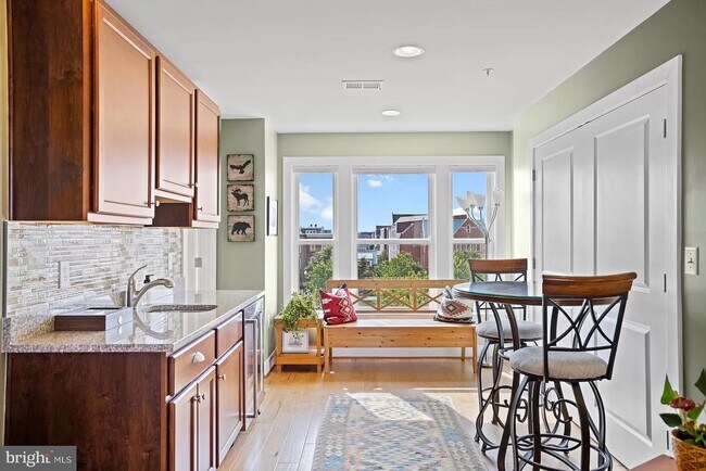 Building Photo - 710 Bluemont Ave