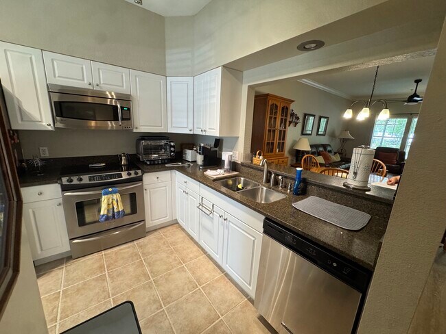 Building Photo - 5025 SW 91 Ct