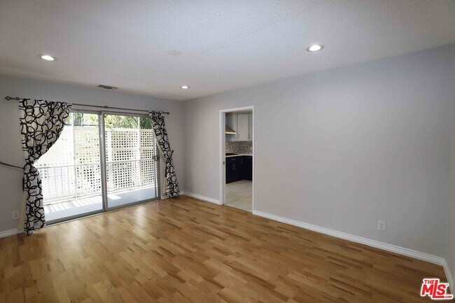 Building Photo - 1025 S Sherbourne Dr