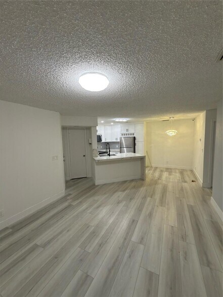 Building Photo - 3470 Pinewalk Dr N