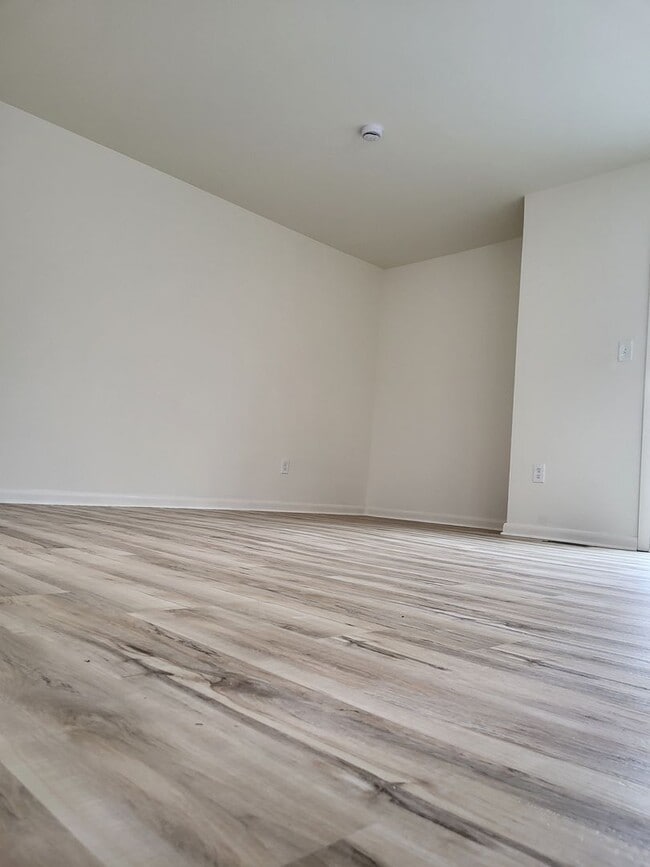 Building Photo - RENOVATED 3 Bedroom Community Treasure!