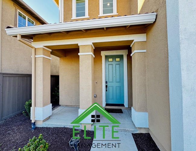 Building Photo - Spacious and Modern 4-Bedroom Home in Desi...
