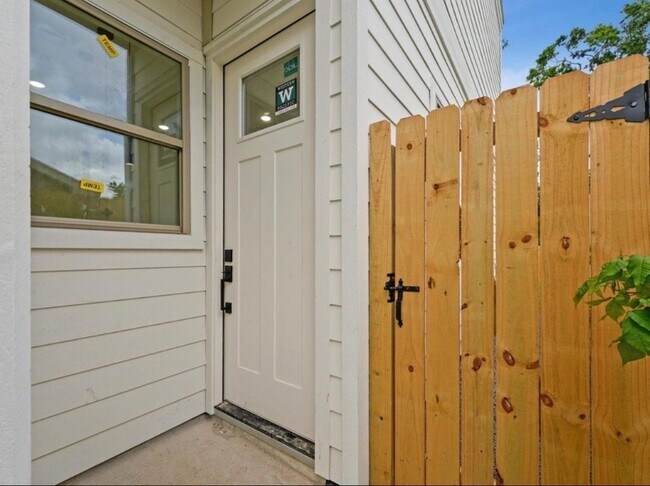 Building Photo - 7418 Maxroy St