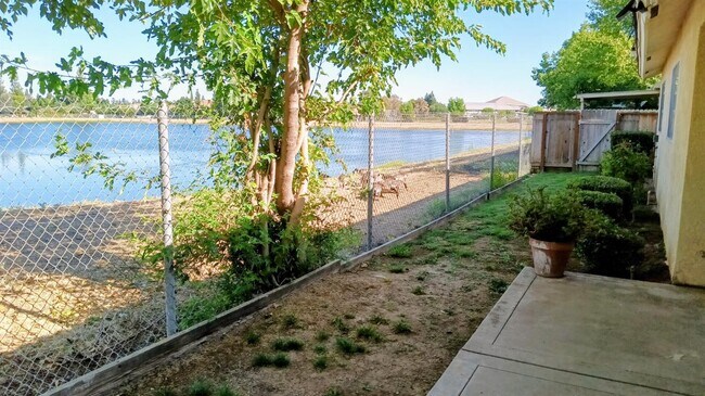 Building Photo - 1542 E Alluvial Ave
