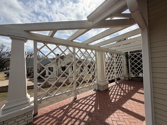 Building Photo - 200 Ridgeway Dr