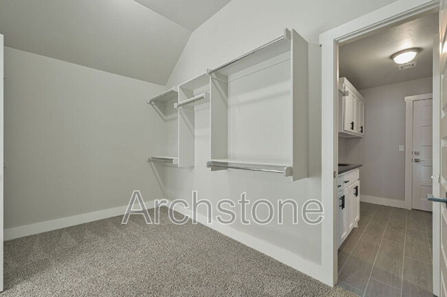 Building Photo - 2140 N Everest Ave