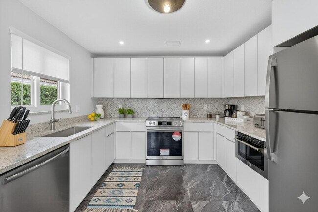 Building Photo - 4442 Sea Grape Dr