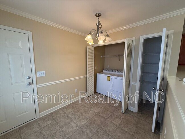 Building Photo - 607 Westpark Ct