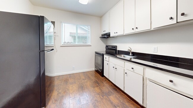 Building Photo - 1558 Bridge St